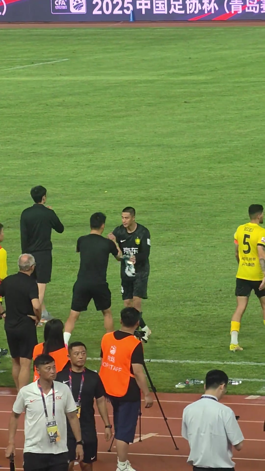 兩位國(guó)安門(mén)神惺惺相惜實(shí)拍侯森賽后擁抱楊智