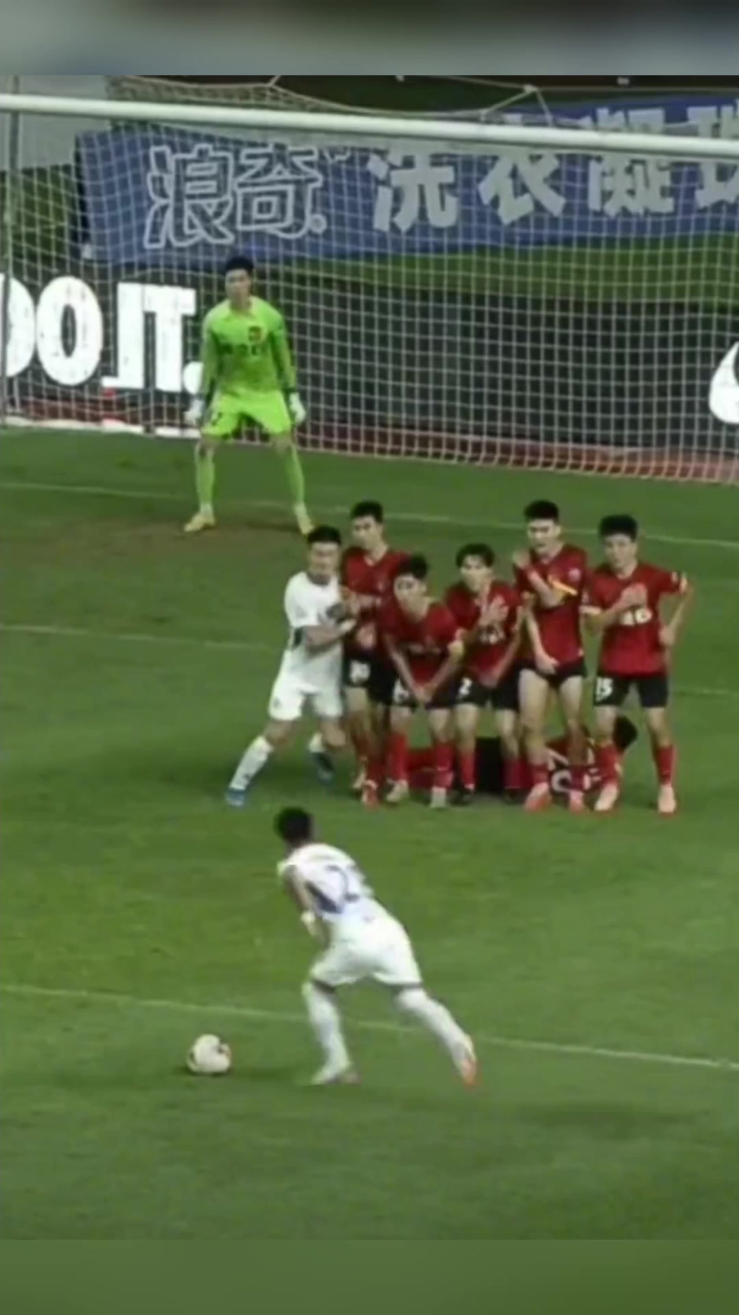 活久見(jiàn)中國(guó)足球名場(chǎng)面中甲驚現(xiàn)一推五人墻戰(zhàn)術(shù)