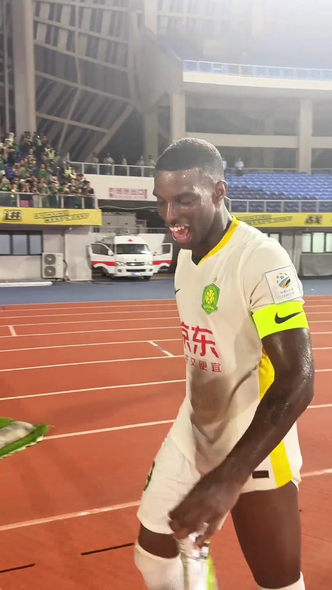 慘勝實(shí)拍國(guó)安眾將賽后謝場(chǎng)李磊已累到筋疲力盡