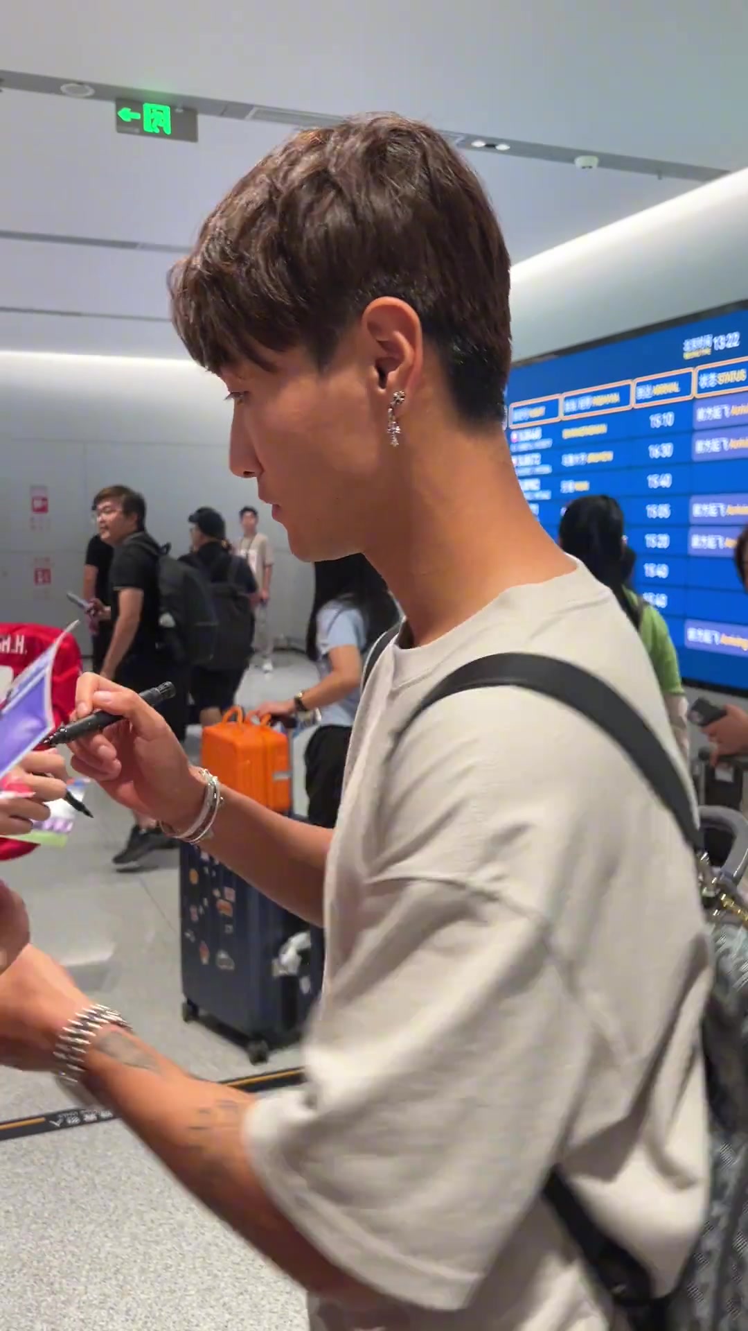韋世豪的勞力士估計(jì)40w真要見(jiàn)面了有幾個(gè)不叫豪哥要簽名