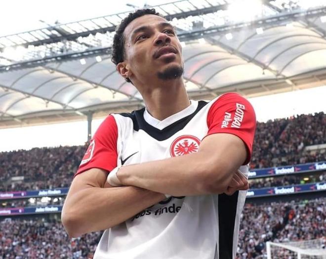 紅軍?；倏耍荷霞?2球12助，德甲賽季最佳陣成員。