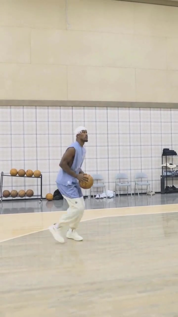 巴哥沉迷訓(xùn)練又整了個稀奇古怪的造型