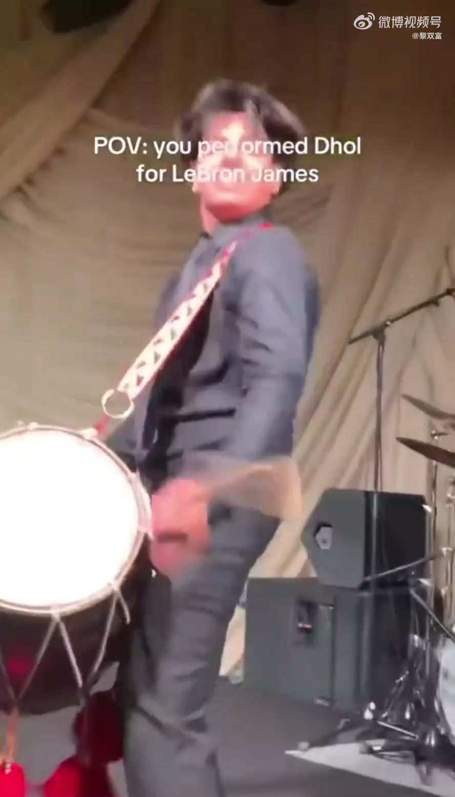 提前預(yù)熱退休生活詹姆斯隨著印度鼓曲Dohl翩翩起舞