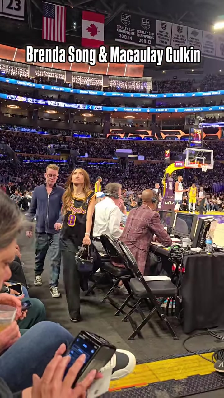 大美女哦此前演員布蘭達-宋觀戰(zhàn)湖人的季后賽