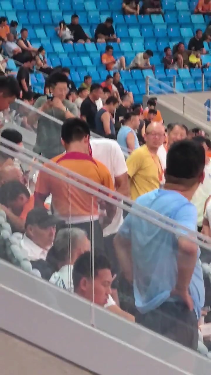 偵察敵情球迷拍到國(guó)安主帥塞蒂恩觀看海牛vs蓉城比賽
