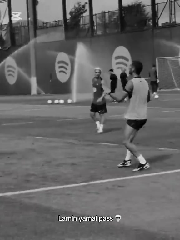 滿滿的靈性亞馬爾訓練中展示花式傳球