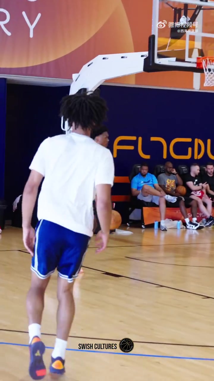 狀態(tài)很不錯(cuò)啊火箭阿門(mén)-湯普森開(kāi)拓者夏普等球員在西班牙合練