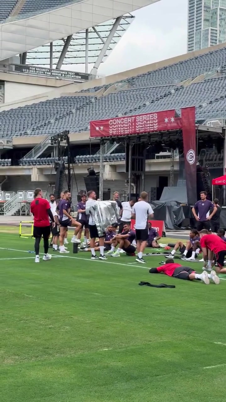 曼聯(lián)在訓(xùn)練時使用了黑科技降溫夾克幫助球員對付高溫