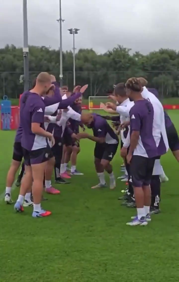 值得期待姆貝烏莫在曼聯(lián)的首次訓(xùn)練讓人感覺活力滿滿