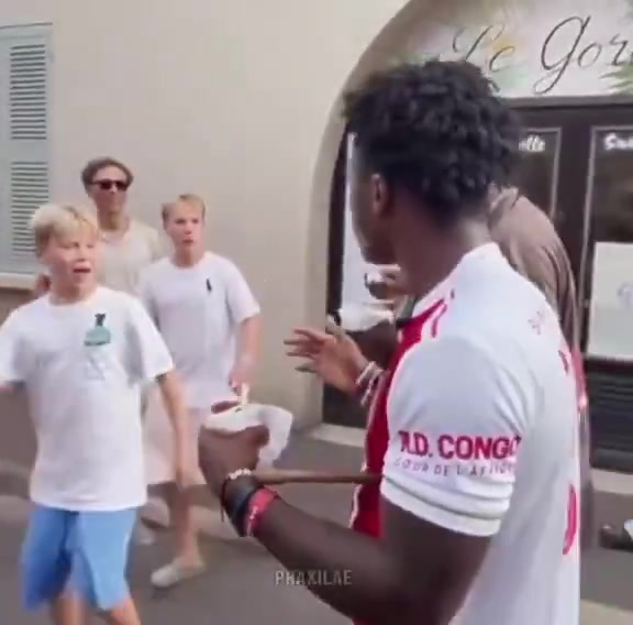 當(dāng)和甲亢哥走在一起時(shí)新一代的年輕人都不認(rèn)識(shí)博格巴