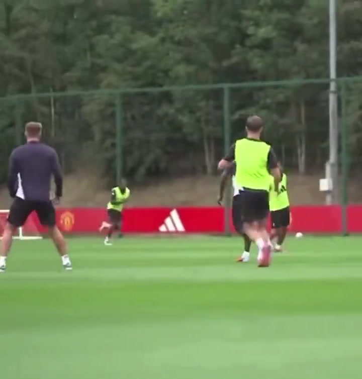 健康的迪亞洛值得期待阿瑪?shù)?迪亞洛在訓(xùn)練中的進(jìn)球足夠靈巧