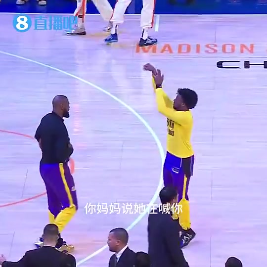 對隊友母親太過熟悉布朗尼正在投籃詹姆斯走過來提醒你媽找你