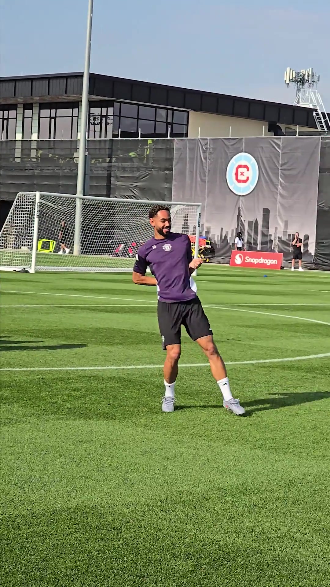 曼聯(lián)隊長B費(fèi)在訓(xùn)練場欺負(fù)新人庫尼亞狼王差點(diǎn)沒被笑死