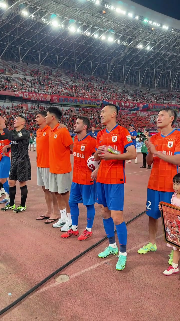 泰山隊(duì)?wèi)?zhàn)勝梅州賽后謝場(chǎng)韓鵬攜教練組站在后側(cè)把舞臺(tái)讓給球員