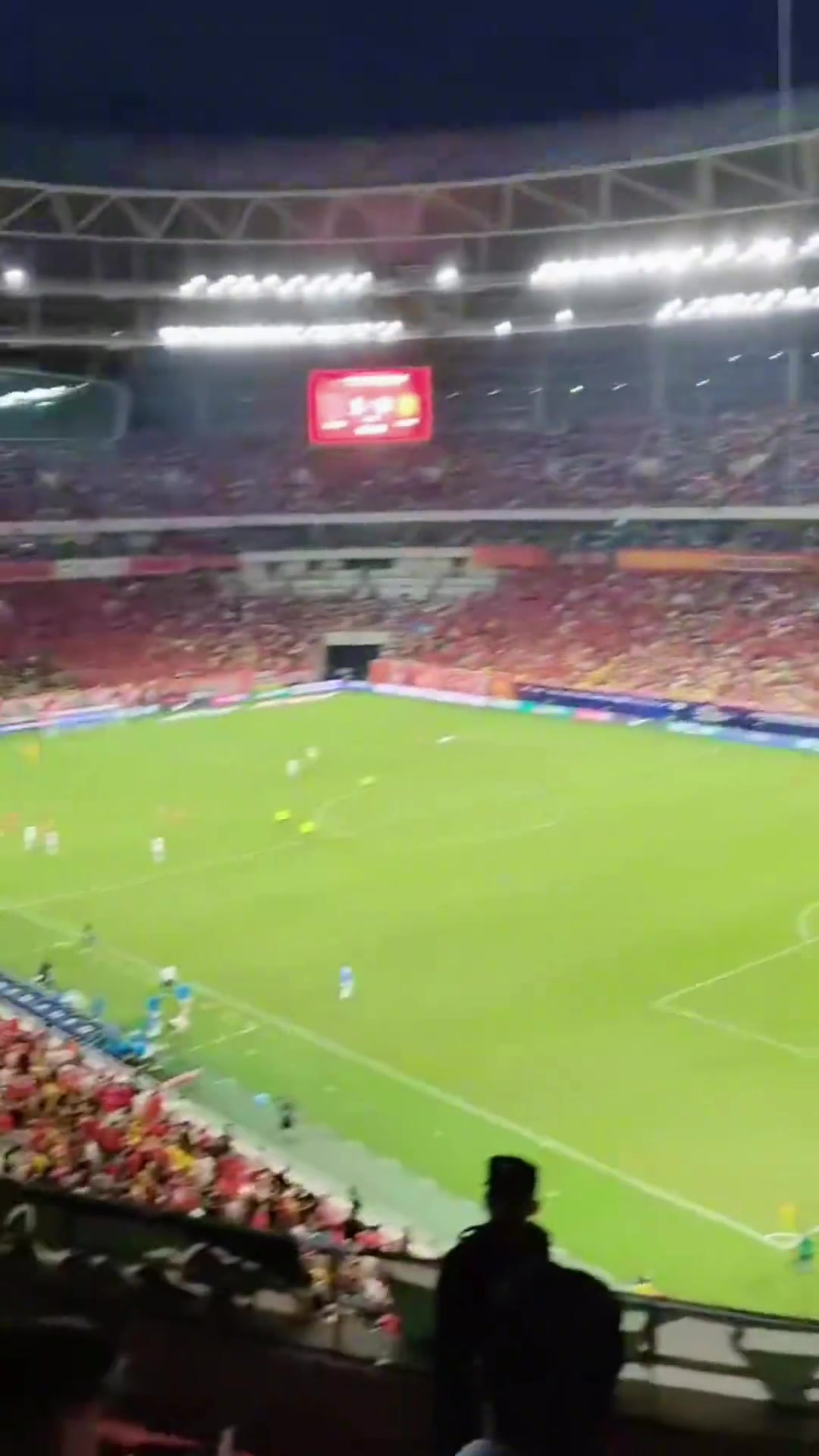 實(shí)拍遠(yuǎn)征成都的國(guó)安球迷不滿球隊(duì)表現(xiàn)一盤(pán)散沙丟人現(xiàn)眼