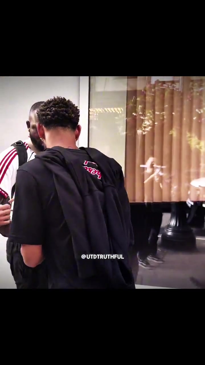 國外球迷分享庫尼亞人真的很Nice就算很著急也會(huì)為球迷簽名