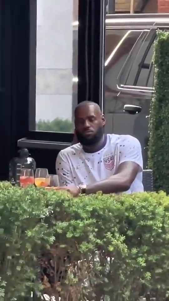 保鏢嚴(yán)肅站崗詹姆斯昔日在街頭愜意喝下午茶 被女球迷圍觀拍攝