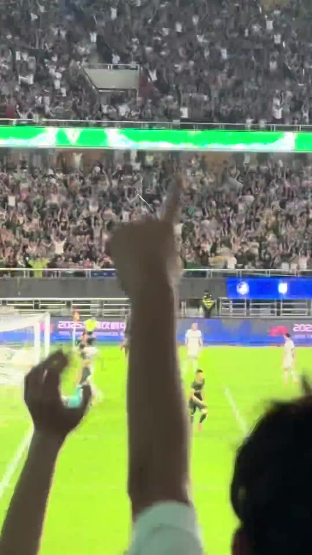 中國足球的未來18歲王鈺棟中超進球上雙女球迷聲音都喊啞了