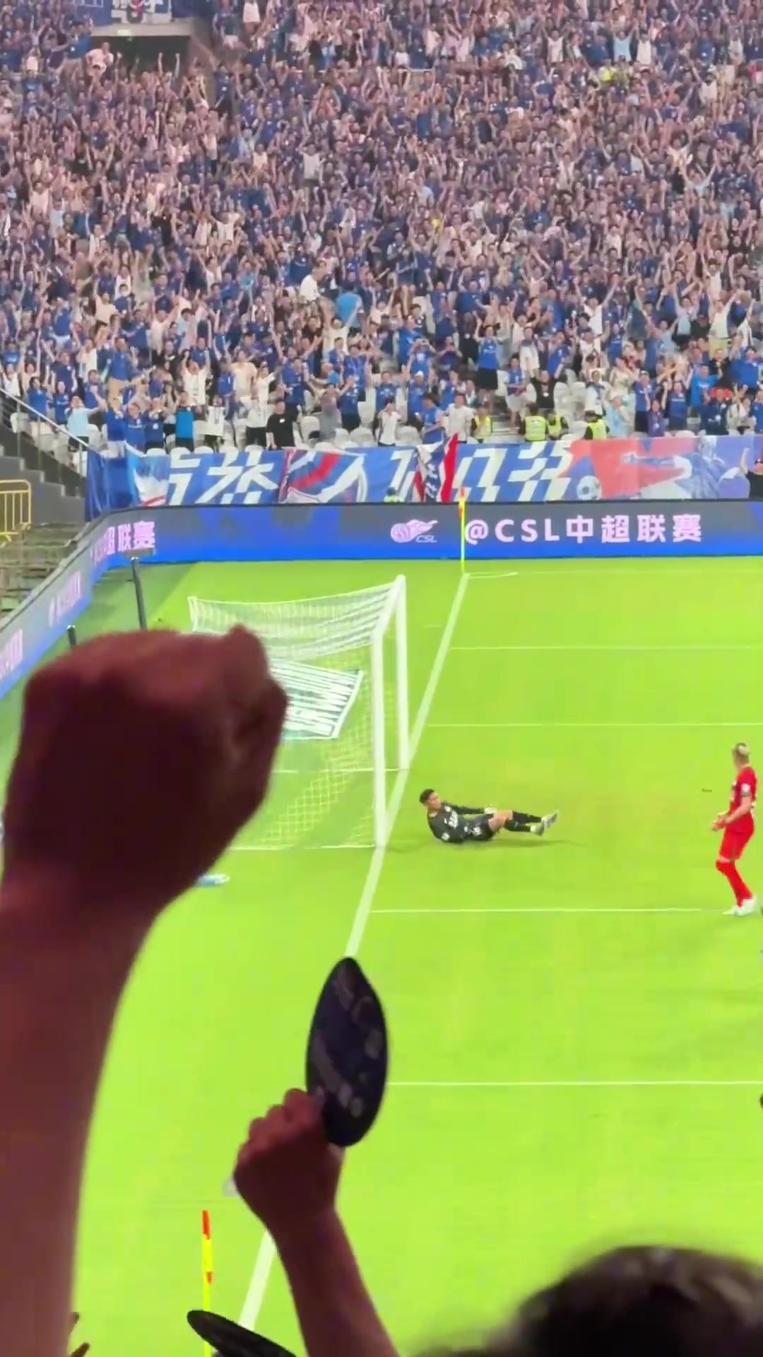 高級神鋒阿蘇埃連續(xù)三場破門現(xiàn)場球迷阿蘇埃牛B申花是冠軍