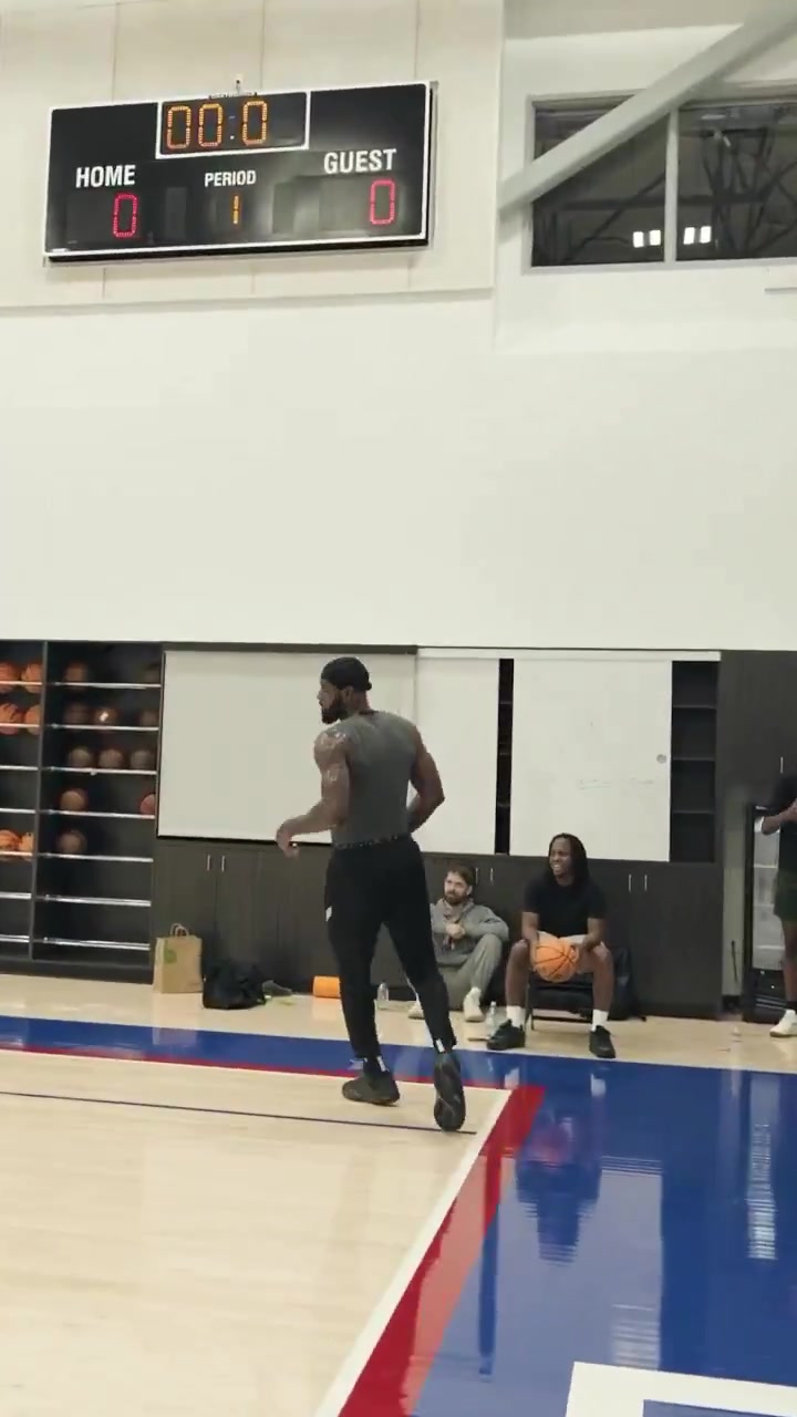 開啟第23個(gè)賽季老詹休賽期度假過來立馬就展開訓(xùn)練了