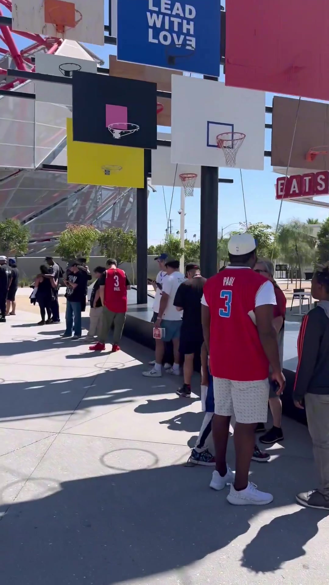 老炮人氣依舊快船球館外球迷排起長(zhǎng)龍都在等待見(jiàn)保羅一面