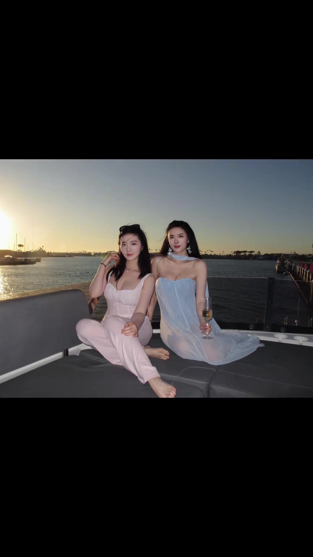 好身材啊此前和巴特勒一起逛賭城的華人美女和閨蜜坐游艇出海