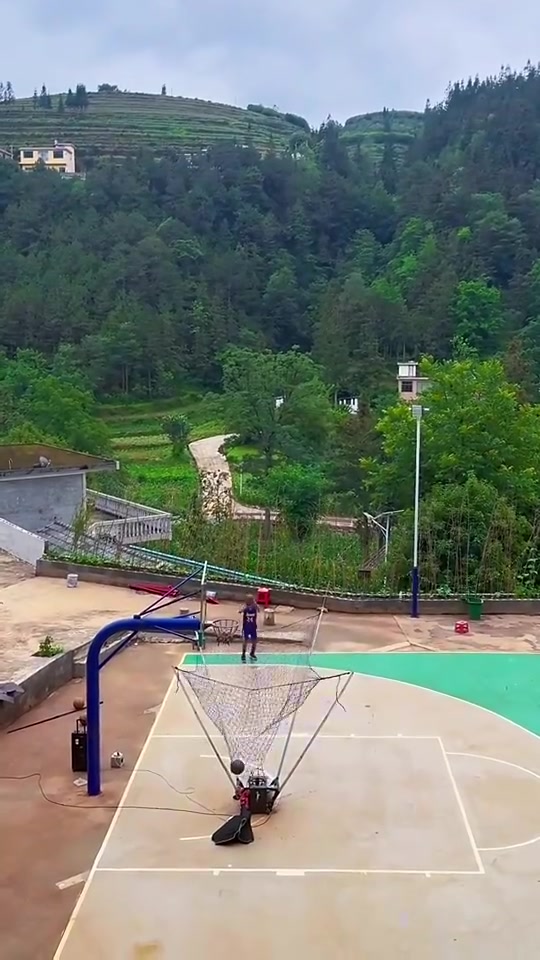 投籃就是靠練就貴州科比這手三分準(zhǔn)度絕大多數(shù)吧友比不了吧