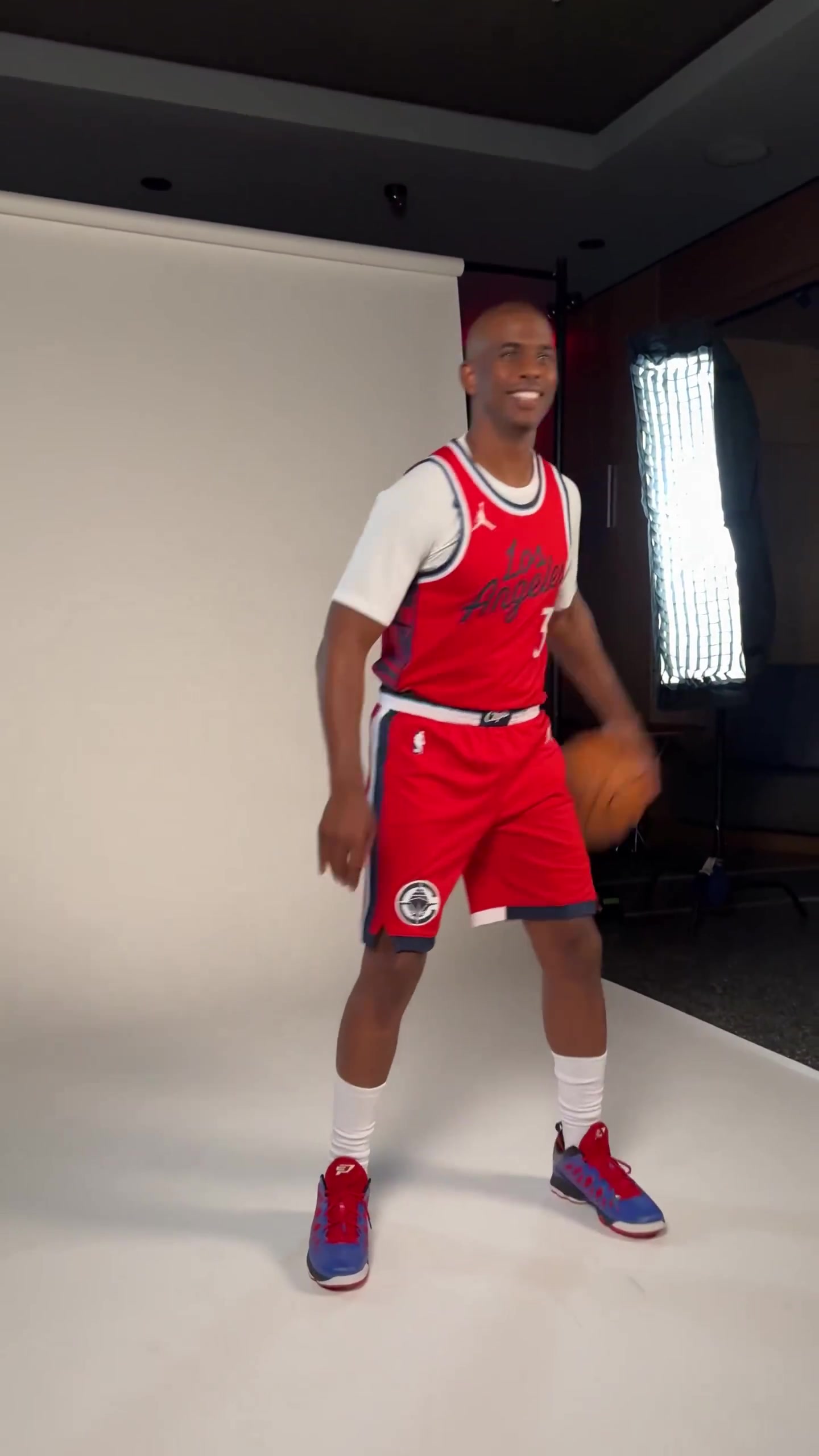 重返老東家真的很開(kāi)心保羅拍攝快船定妝照時(shí)咧嘴大笑