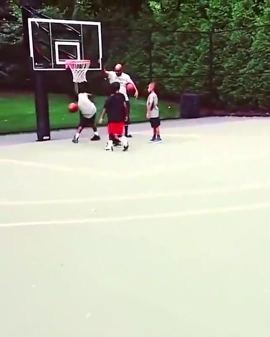 年幼布朗尼暴虐小朋友當(dāng)年的詹姆斯不能讓他暴打小朋友了