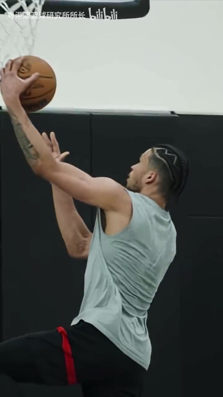 楊瀚森防守端的搭檔開(kāi)拓者外線大鎖卡馬拉近期的訓(xùn)練視頻