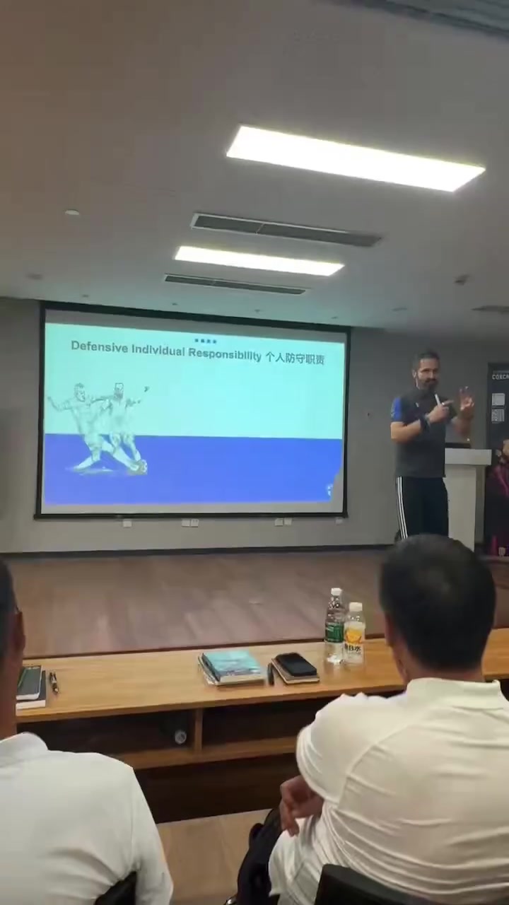 學(xué)無(wú)止境邵佳一在中超間歇期忙和意大利專(zhuān)家學(xué)習(xí)足球戰(zhàn)術(shù)