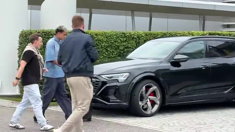 新仁駕到！迪亞斯飛至慕尼黑，加盟拜仁，轉(zhuǎn)會(huì)費(fèi)7500萬(wàn)歐。