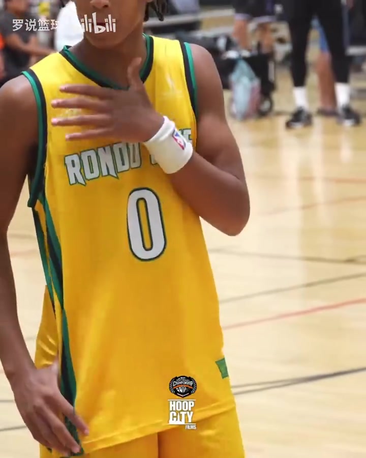 這模樣絕對親生無疑隆多13歲兒子率隊(duì)奪冠與父親撞胸慶祝