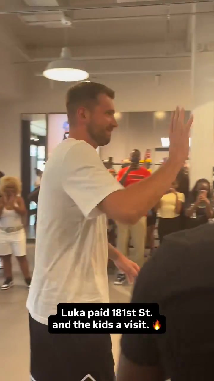 東契奇現(xiàn)身紐約參加活動(dòng)近距離觀看真的瘦了好多 期待新賽季了