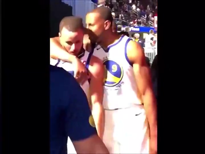 庫(kù)里18年總決賽G3賽后幾乎要哭了這場(chǎng)16投僅3中