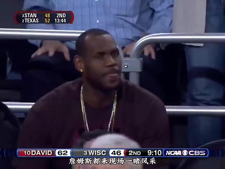 庫(kù)里大學(xué)時(shí)期瘋?cè)匿浵癞?dāng)時(shí)詹姆斯還去了現(xiàn)場(chǎng)觀戰(zhàn)