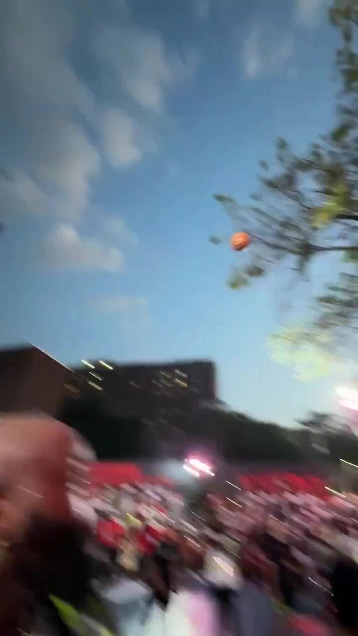 駕輕就熟東契奇現(xiàn)場(chǎng)表演坐投三分一擊即中仔細(xì)看真瘦了一圈