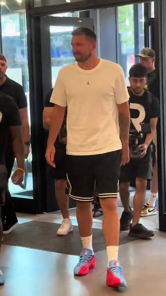 東契奇參加活動(dòng)正面視角 這身材你怎么看