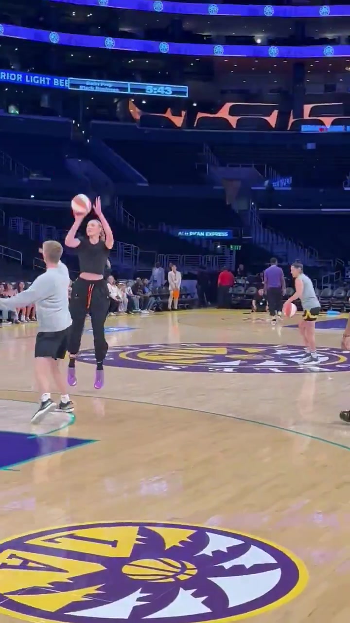 因ACL傷停13個(gè)月的庫(kù)里教妹布林克復(fù)出這熱身狀態(tài)不錯(cuò)啊