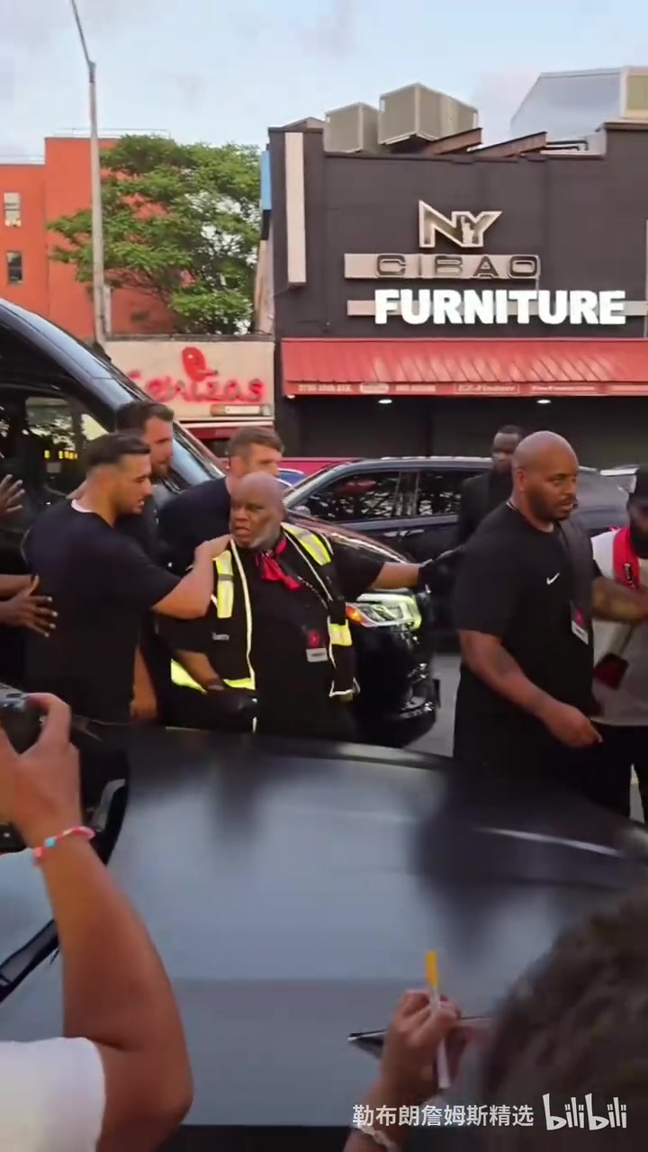 全球頂流東契奇參加活動(dòng)狂熱球迷們一擁而上