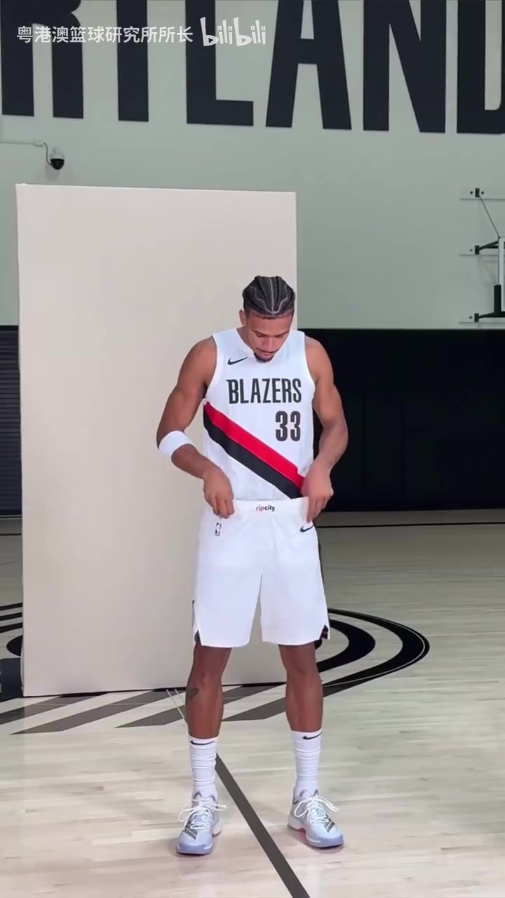 期待開(kāi)拓者16號(hào)球衣夏普卡馬拉上身展示開(kāi)拓者新款球衣