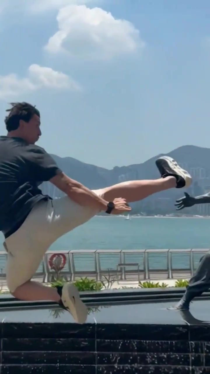 你是懂情懷的伊布原地高踢腿致敬李小龍這大長(zhǎng)腿