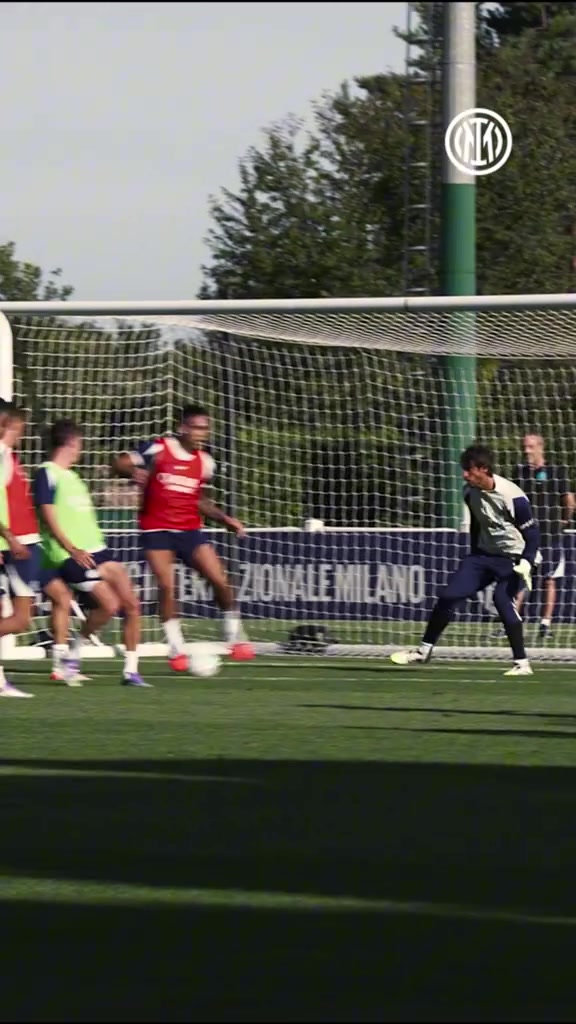 備戰(zhàn)國(guó)米球迷看上去勞塔羅在訓(xùn)練場(chǎng)上的腳風(fēng)還是蠻順的