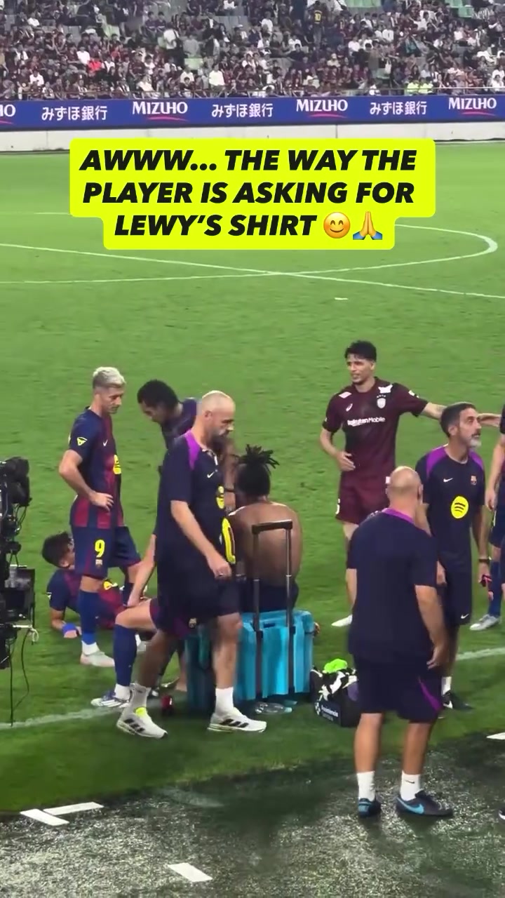 這也是助攻拉菲尼亞牽線搭橋幫助對(duì)手拿到萊萬球衣