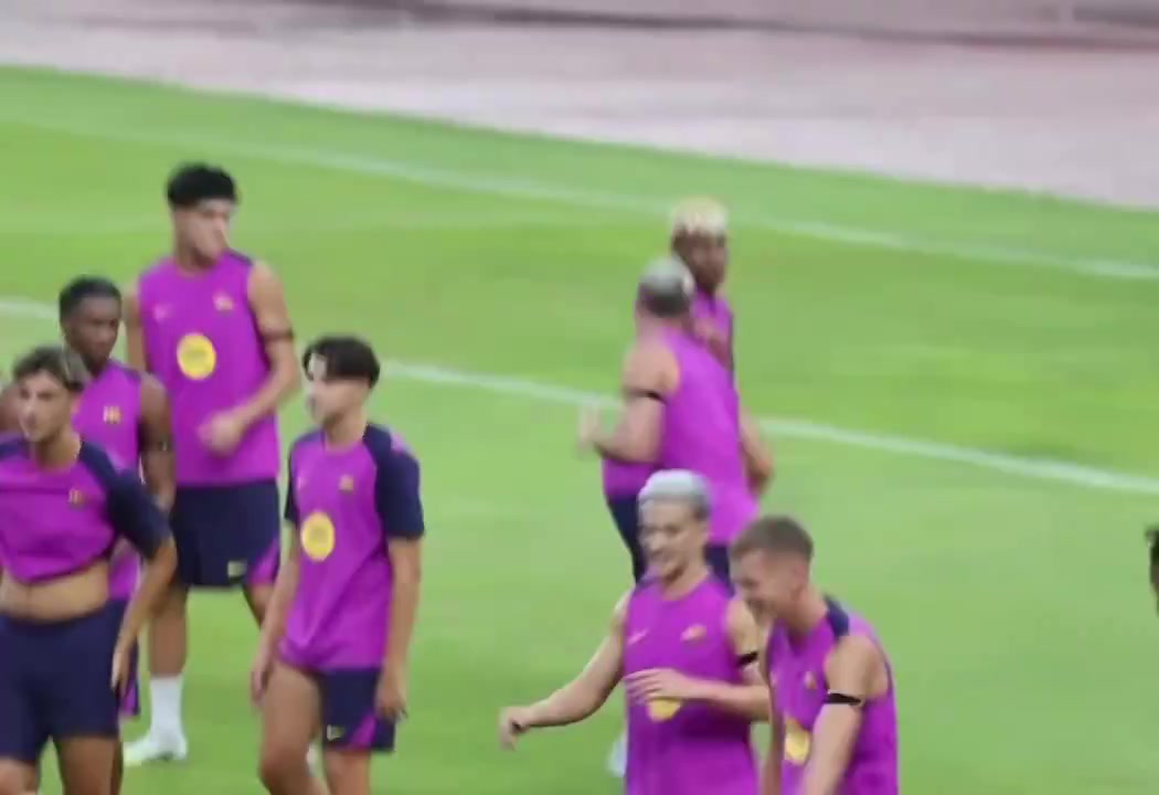 巴薩隊(duì)內(nèi)驚現(xiàn)內(nèi)訌亞馬爾和萊萬上演拳擊大戰(zhàn)