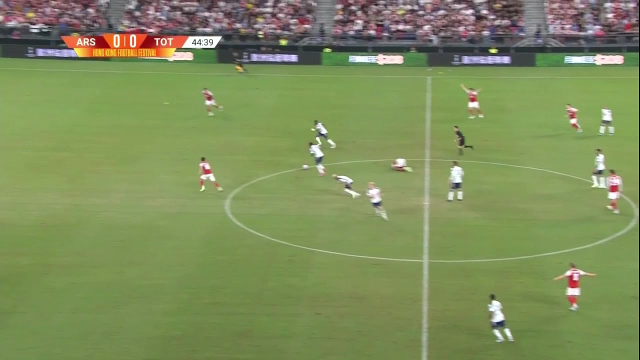 我的天啊薩爾超遠(yuǎn)距離吊射破門阿森納0-1熱刺