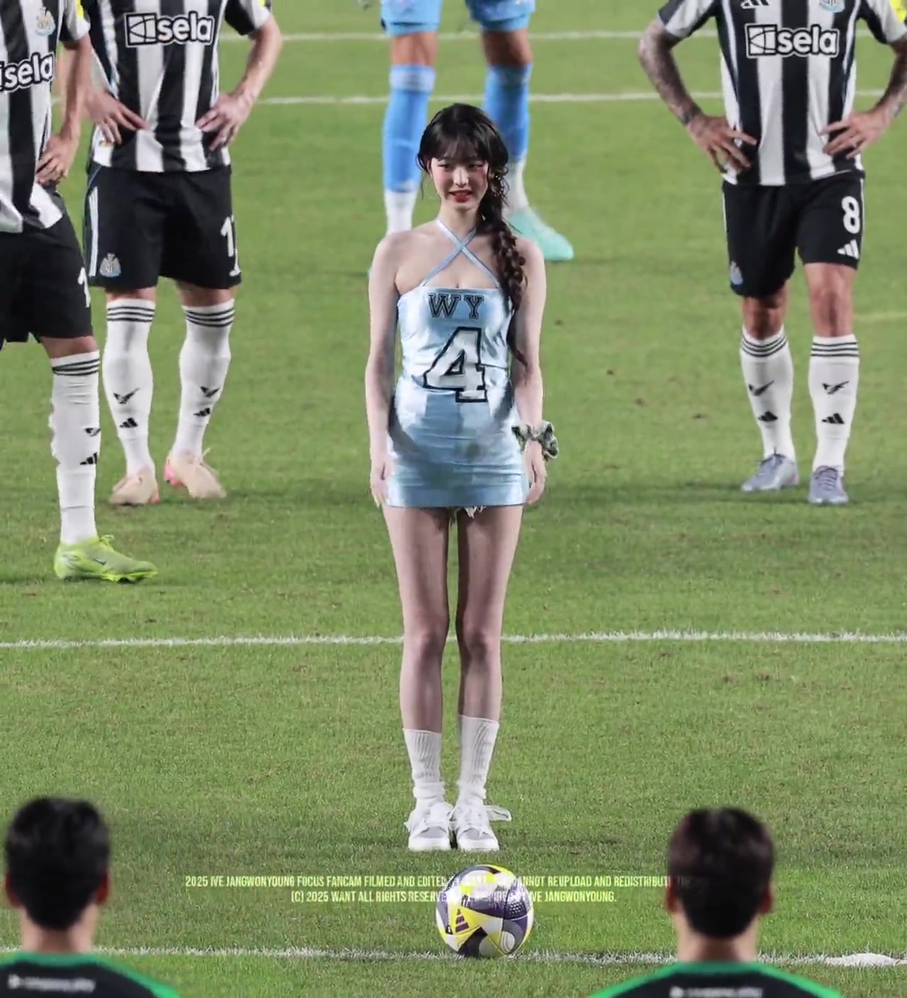 吧友可以教教她嗎這一腳射門連她自己都笑了