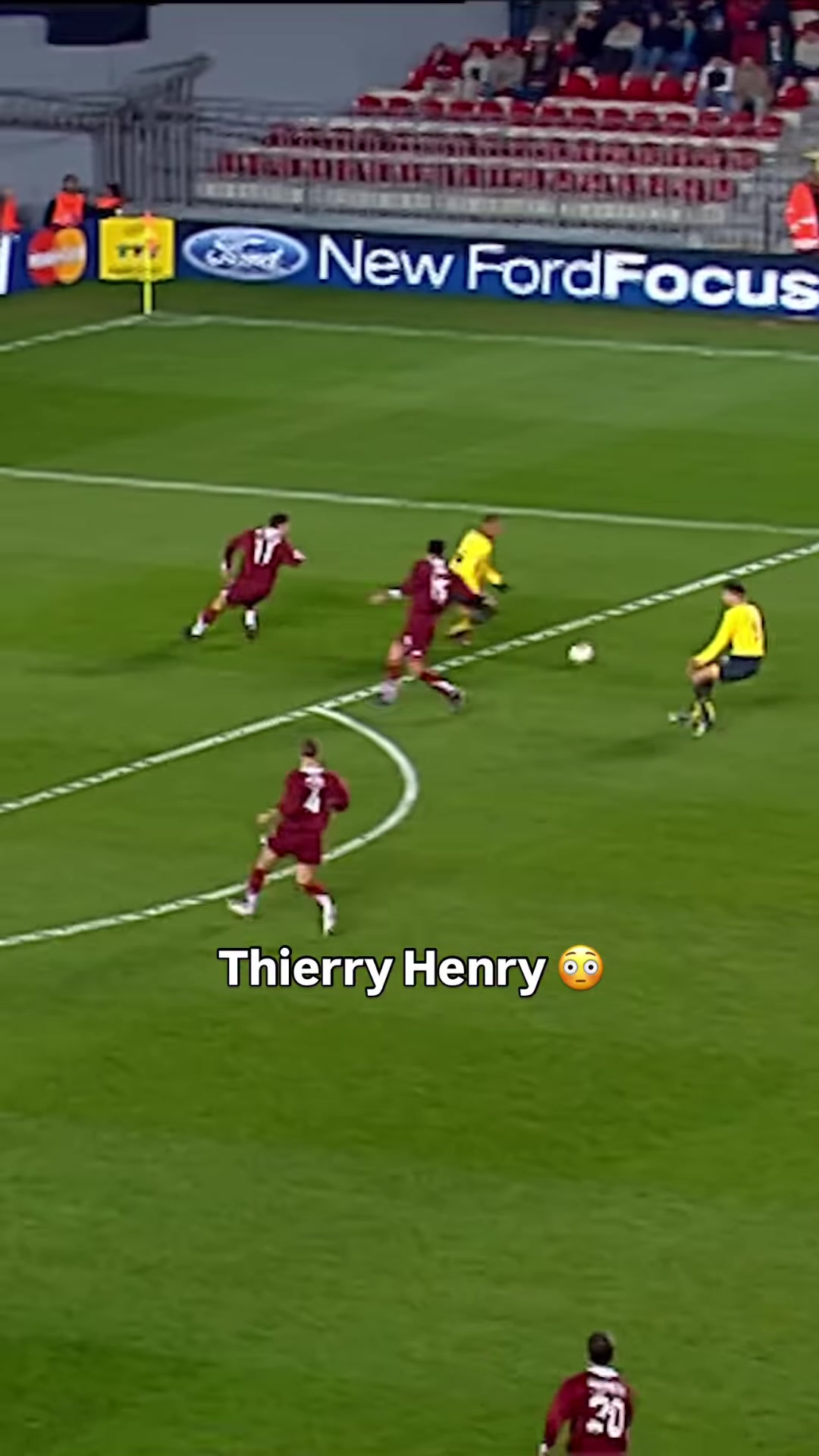 大帝亨利原地?cái)[腿外腳背凌空破門(mén)