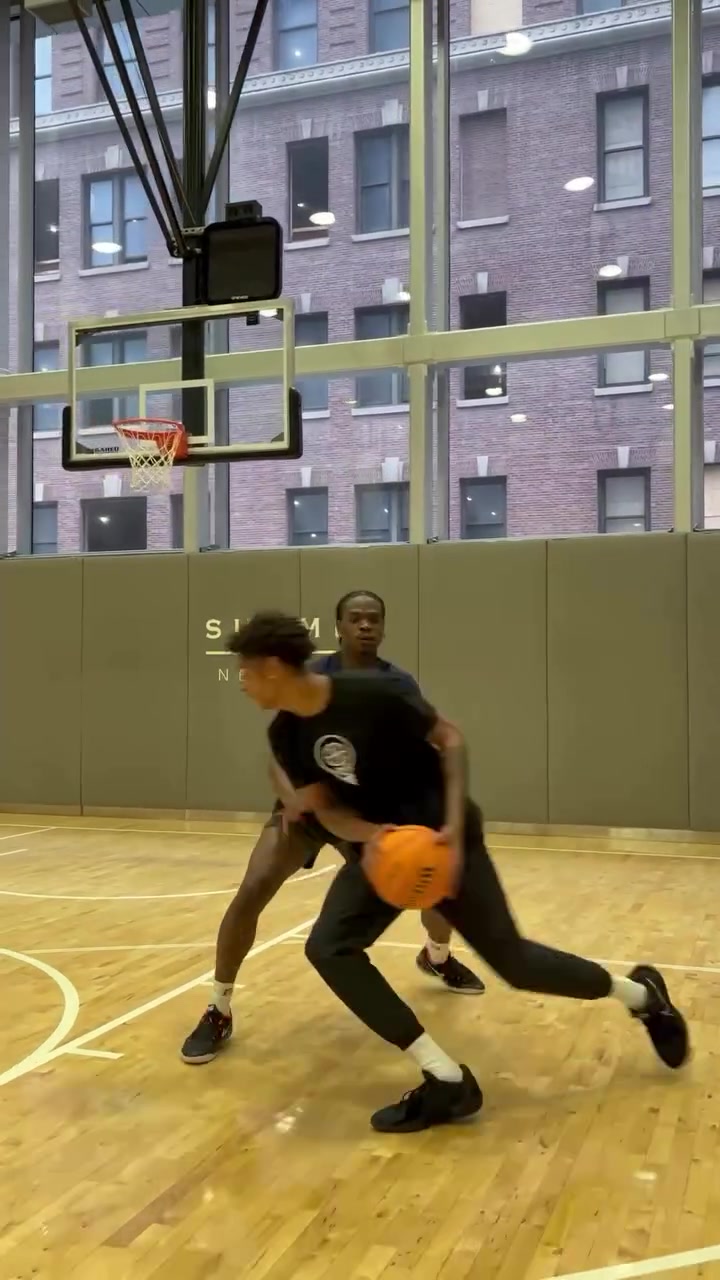 雖然投籃動(dòng)作不一樣但甜瓜兒子這腳步三威脅沒(méi)少和老爸學(xué)啊