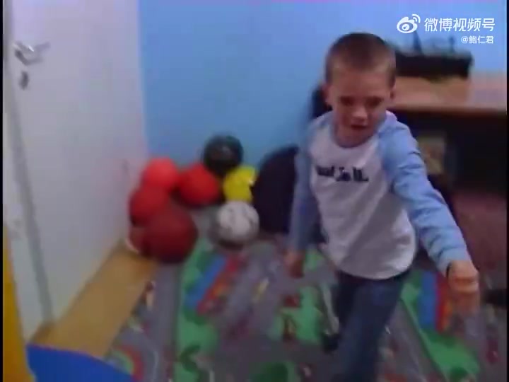 東契奇小時(shí)候在家中打球錄像那時(shí)候的詹姆斯已經(jīng)在打NBA了